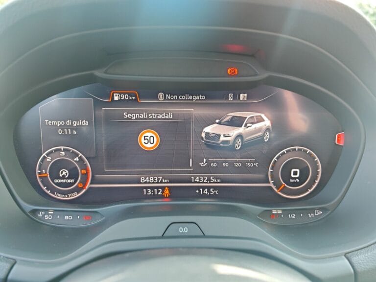 AUDI Q2 NERA USATO OLBIA COCKPIT