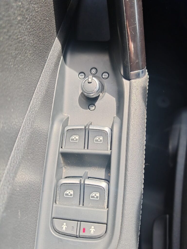 AUDI Q2 NERA USATO OLBIA DETTAGLIO SPORTELLO