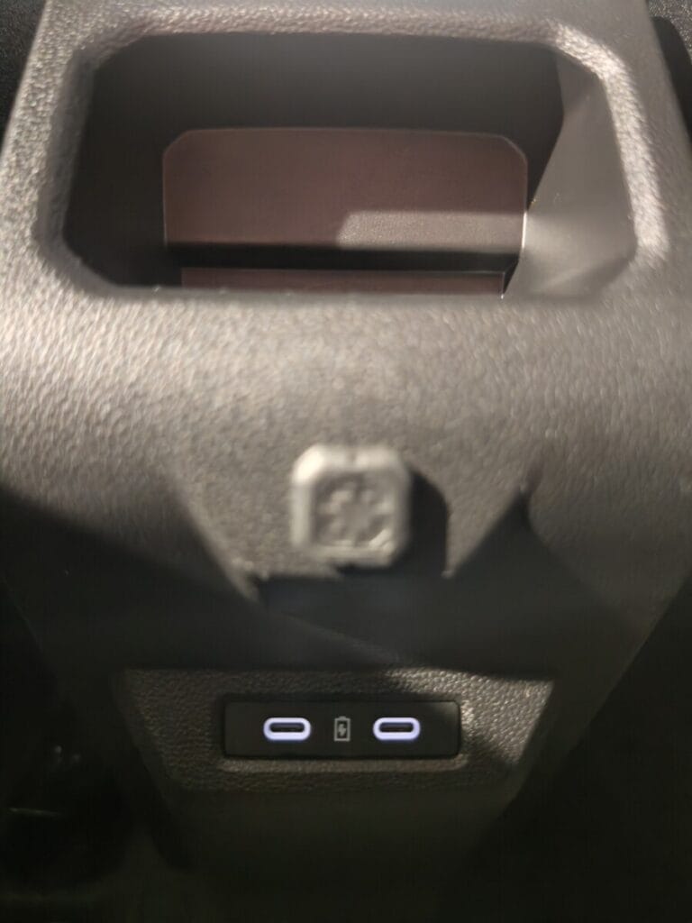 DACIA DUSTER USATO OLBIA PRESE USB