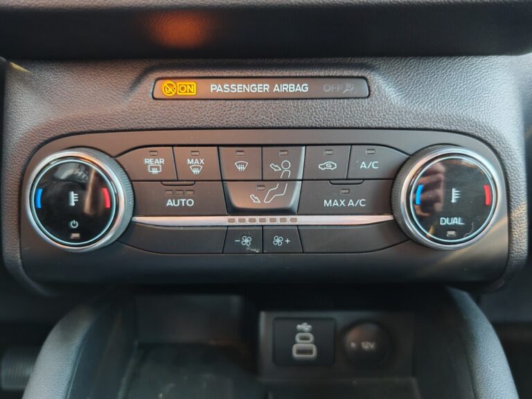 FORD KUGA AUTOMATICA NERA GN854LL USATO OLBIA (30)