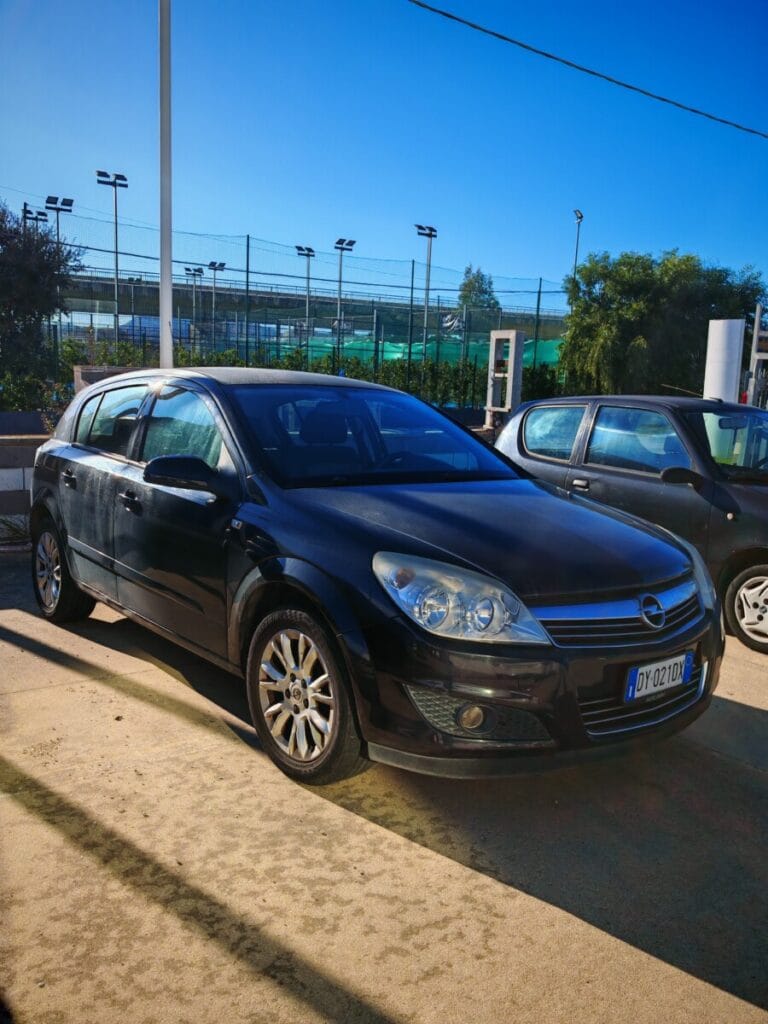 OPEL ASTRA USATO OLBIA ANGOLO DESTRO
