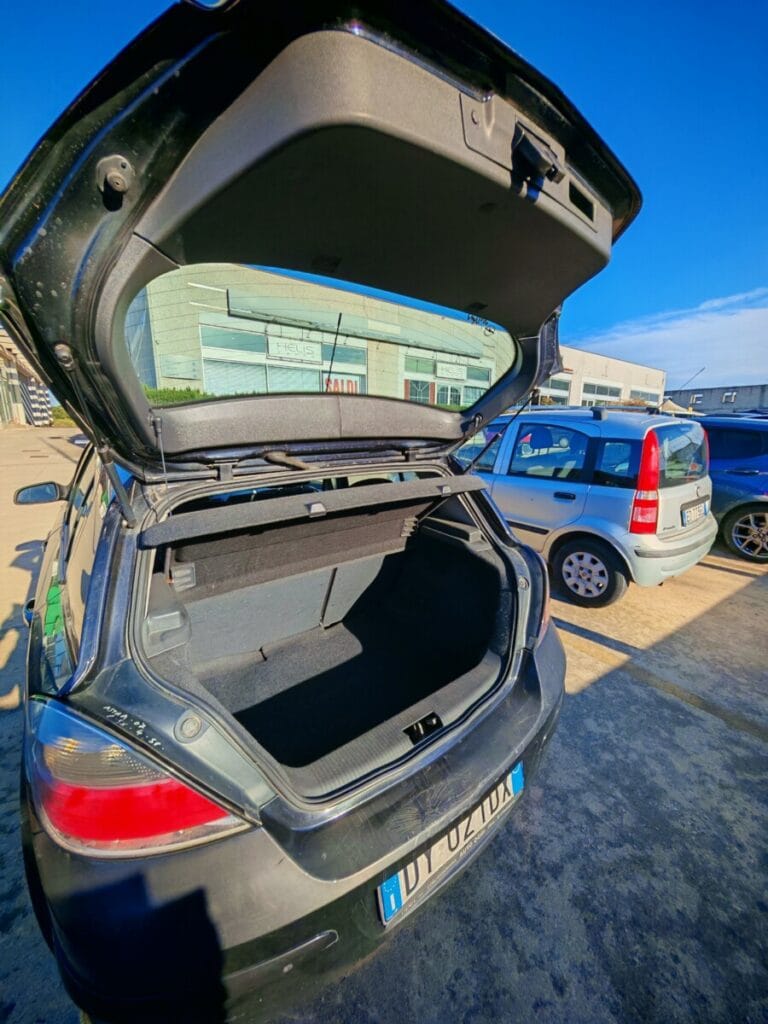 OPEL ASTRA USATO OLBIA PORTELLONE POSTERIORE